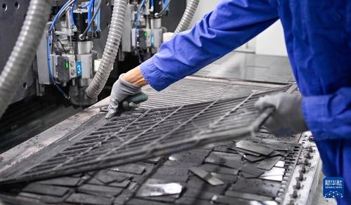 巧手升级，玩转“新材料之王”——记亿本新材料碳纤维制品成型制作工的新职业故事