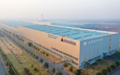 从东方格拉茨驶出的极狐 以品质定义高端，亿本新材料引领未来